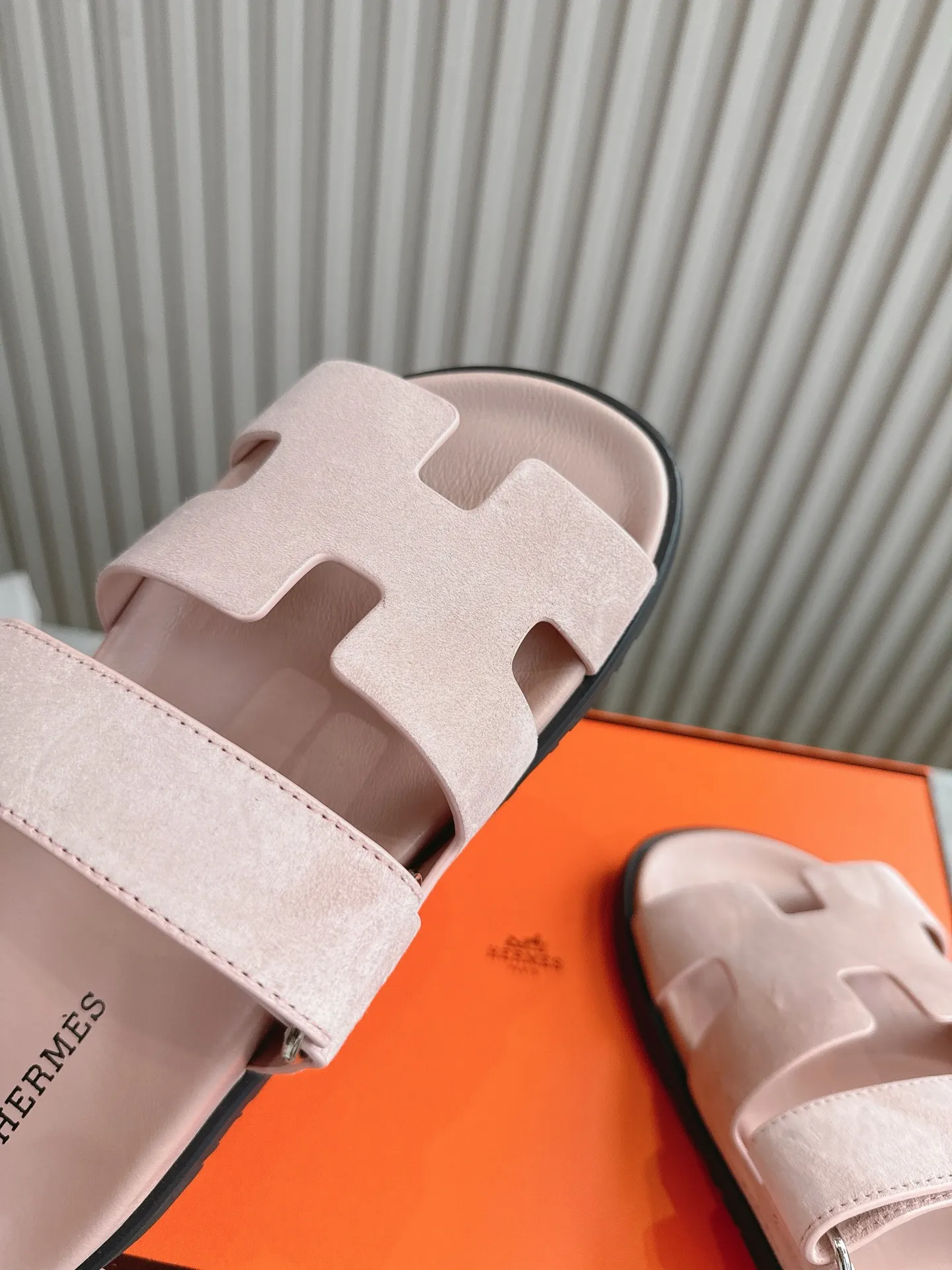 p480🐮🐮Couple model (top version) H family 2024 spring and summer new style HERMES Hermes' recently popular couple model pig nose angle sandals and slippers, paired with various colorful socks, popular. Upper: imported original deerskin (the genuine leather edging is not ordinary super migration). Lining: imported genuine leather. Outsole: Tpu non-slip and wear-resistant outsole. Size: Female 35-42 (40/42 non-returnable and non-exchangeable) Male size: 39-45 (45 non-refundable and non-exchangeable)